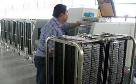 公司新購兩臺環球插件機（立式、臥式）已正式投入生產